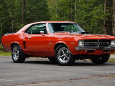 Complete vehicle wrap installation on sports car